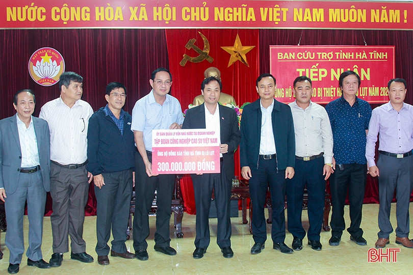 Tập đoàn Cao su Việt Nam hỗ trợ người dân vùng lũ Hà Tĩnh 300 triệu đồng