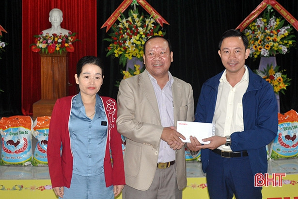 Hơn 300 triệu đồng đến với người dân vùng lũ Hương Khê