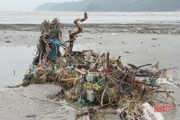 Lũ rút, rác bám dày bờ biển Lộc Hà
