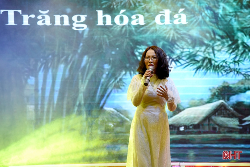 Cô giáo Hà Tĩnh dành số tiền ra mắt tập thơ mới để hỗ trợ học sinh nghèo vùng lũ