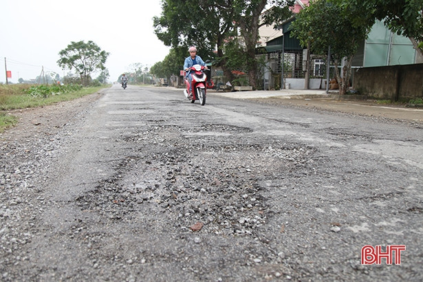 Sau mưa lũ, nhiều tuyến đường ở Can Lộc hư hỏng nặng