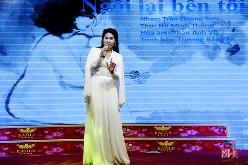 Cô giáo Hà Tĩnh dành số tiền ra mắt tập thơ mới để hỗ trợ học sinh nghèo vùng lũ