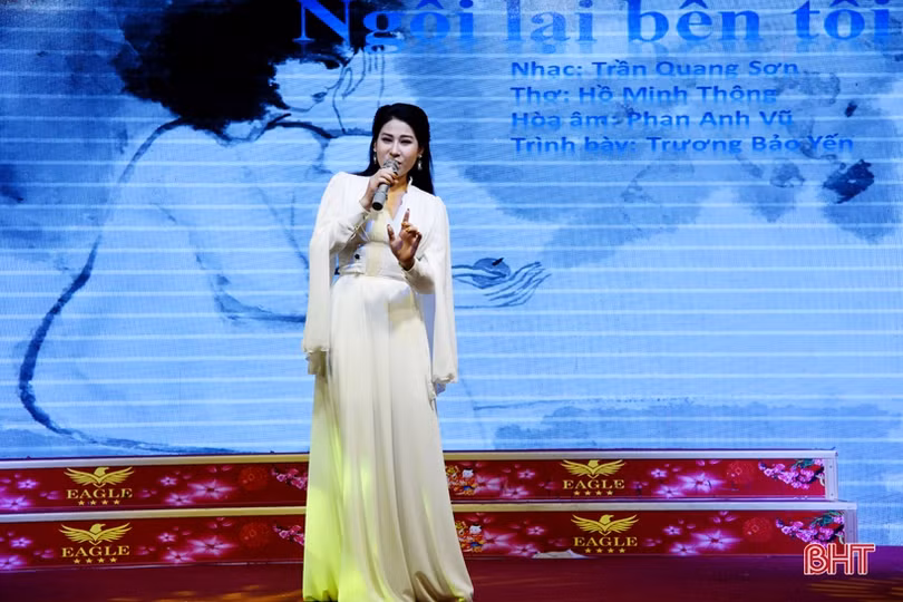 Cô giáo Hà Tĩnh dành số tiền ra mắt tập thơ mới để hỗ trợ học sinh nghèo vùng lũ