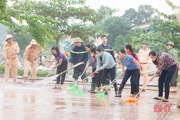 Lực lượng vũ trang Hà Tĩnh hỗ trợ dọn dẹp vệ sinh trường học sau lũ