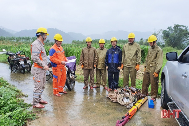 Điện lực Hà Tĩnh thiệt hại khoảng 7,2 tỷ đồng do hoàn lưu bão số 9