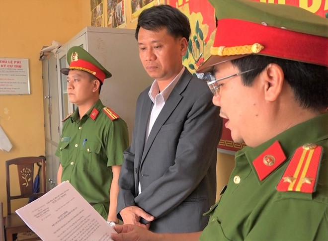 Cơ quan CSĐT Công an tỉnh Thừa Thiên Huế đọc lệnh bắt giam Hoàng Khánh Huy. Bắt giam nguyên Trưởng phòng Tài nguyên và Môi trường TP Huế