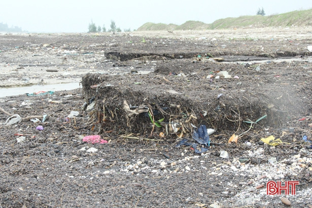 Lũ rút, rác bám dày bờ biển Lộc Hà