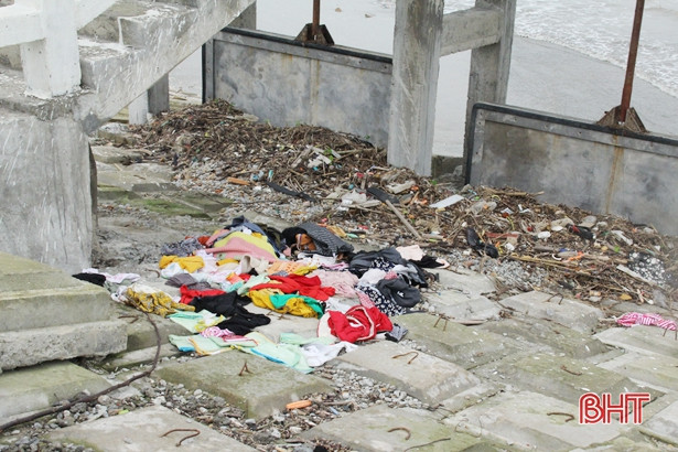 Lũ rút, rác bám dày bờ biển Lộc Hà