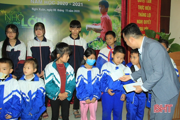 Viettel trao 80 suất học bổng “Vì em hiếu học” ở Nghi Xuân