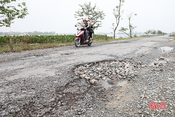 Sau mưa lũ, nhiều tuyến đường ở Can Lộc hư hỏng nặng
