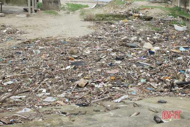 Lũ rút, rác bám dày bờ biển Lộc Hà