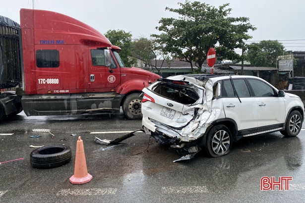 Tai nạn liên hoàn ở Kỳ Anh, xế hộp hư hỏng nặng