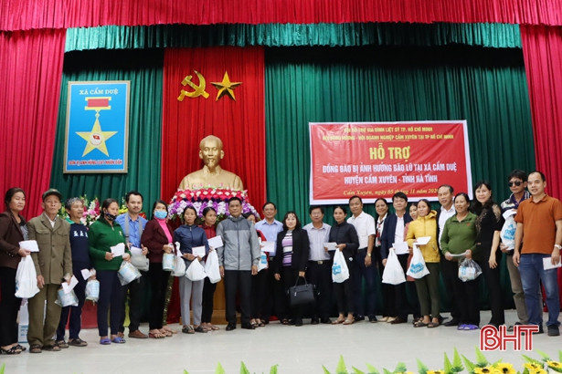 Hội đồng hương Cẩm Xuyên tại TP Hồ Chí Minh trao quà cho đồng bào vùng lũ