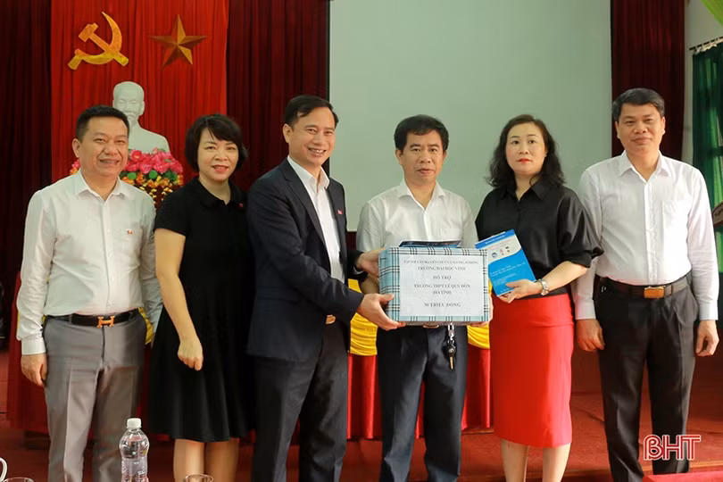 Đại học Vinh hỗ trợ 265 triệu đồng cho các cơ sở giáo dục ở Hà Tĩnh bị ảnh hưởng lũ lụt