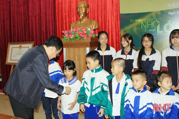 Viettel trao 80 suất học bổng “Vì em hiếu học” ở Nghi Xuân