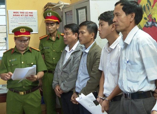 Cơ quan CSĐT Công an tỉnh Thừa Thiên Huế đọc lệnh bắt giam Nguyễn Văn Hòa và các đối tượng. Bắt giam nguyên Trưởng phòng Tài nguyên và Môi trường TP Huế