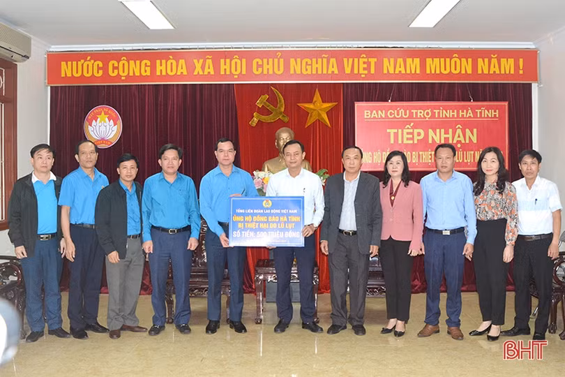 Tổng LĐLĐ Việt Nam ủng hộ đồng bào lũ lụt Hà Tĩnh 500 triệu đồng