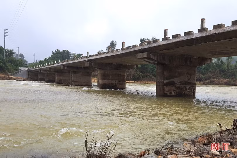 Đá “bất thình lình” rớt, cầu “liêu xiêu” trên nhiều tuyến giao thông ở Kỳ Anh