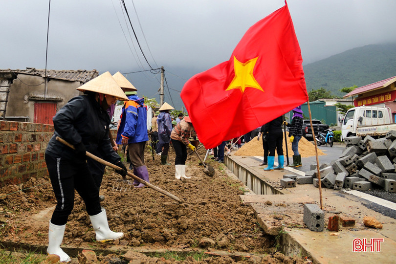 Hơn 1.500 cán bộ, chiến sĩ và người dân Kỳ Nam ra quân làm nông thôn mới