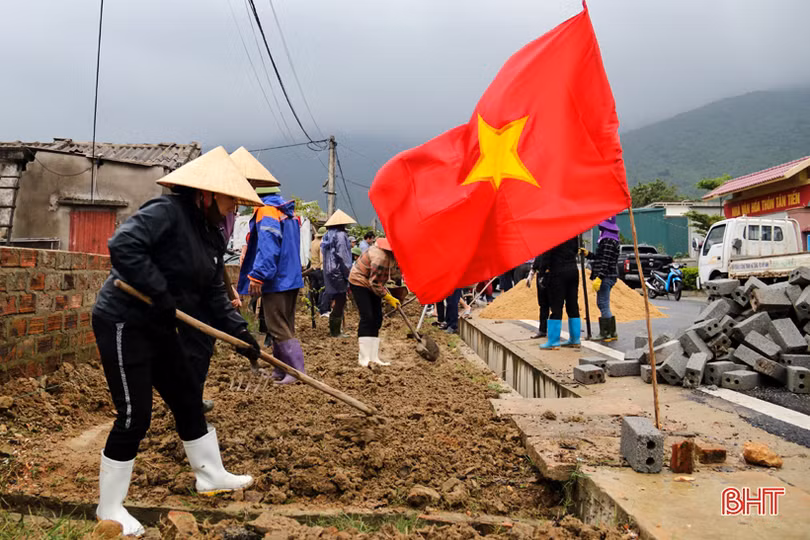 Hơn 1.500 cán bộ, chiến sĩ và người dân Kỳ Nam ra quân làm nông thôn mới