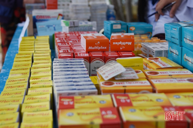 Khám, cấp phát thuốc, tặng quà cho người dân vùng lũ Hà Tĩnh