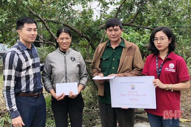 Người dân Hà Tĩnh tiếp tục nhận nhiều sự ủng hộ khắc phục hậu quả mưa lũ
