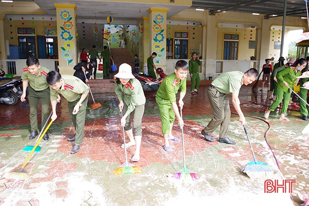 Lực lượng vũ trang Hà Tĩnh hỗ trợ dọn dẹp vệ sinh trường học sau lũ