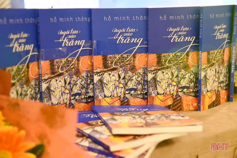 Cô giáo Hà Tĩnh dành số tiền ra mắt tập thơ mới để hỗ trợ học sinh nghèo vùng lũ