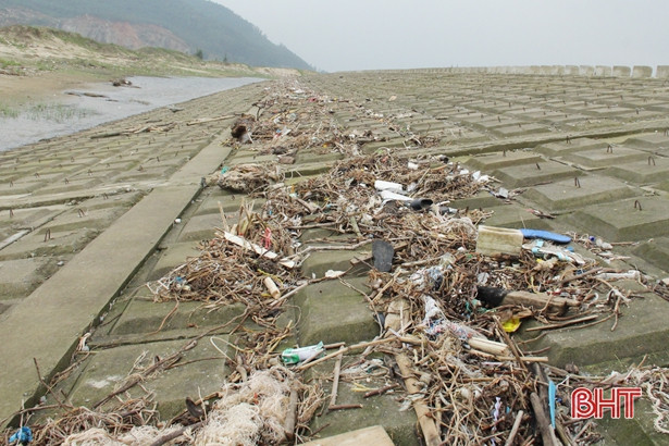 Lũ rút, rác bám dày bờ biển Lộc Hà