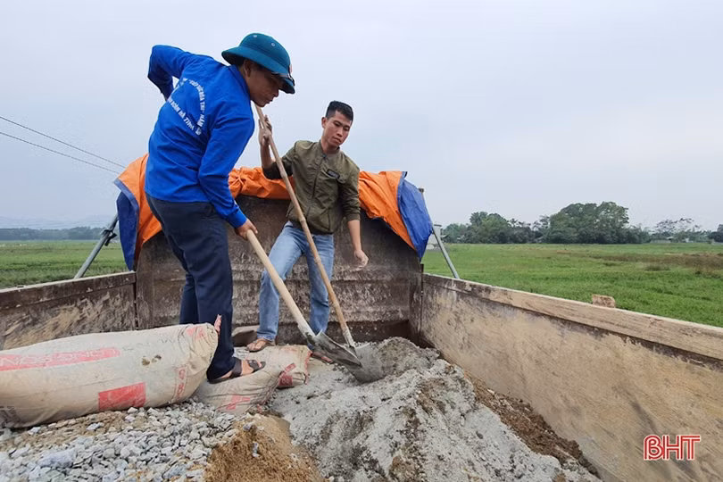Người đàn ông Hà Tĩnh tự nguyện đi vá đường sau lũ