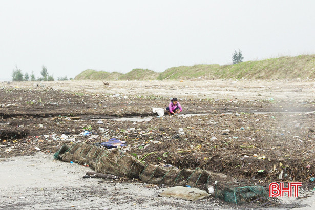Lũ rút, rác bám dày bờ biển Lộc Hà