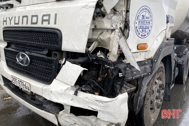 Tai nạn liên hoàn ở Kỳ Anh, xế hộp hư hỏng nặng