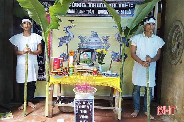 Vệ sinh nhà sau lũ, người đàn ông rơi xuống giếng tử vong