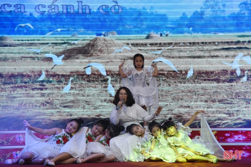 Cô giáo Hà Tĩnh dành số tiền ra mắt tập thơ mới để hỗ trợ học sinh nghèo vùng lũ