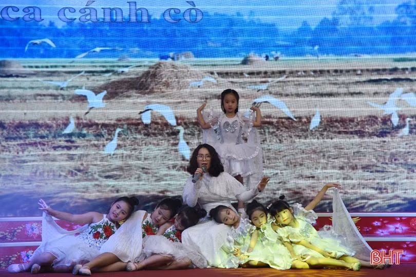 Cô giáo Hà Tĩnh dành số tiền ra mắt tập thơ mới để hỗ trợ học sinh nghèo vùng lũ