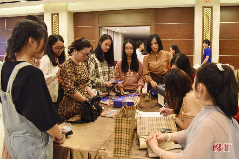 Cô giáo Hà Tĩnh dành số tiền ra mắt tập thơ mới để hỗ trợ học sinh nghèo vùng lũ