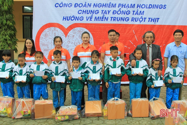 Nhiều tổ chức, doanh nghiệp tiếp tục hướng về Hà Tĩnh sau lũ