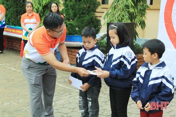 Nhiều phần quà được trao cho học sinh nghèo Nghi Xuân