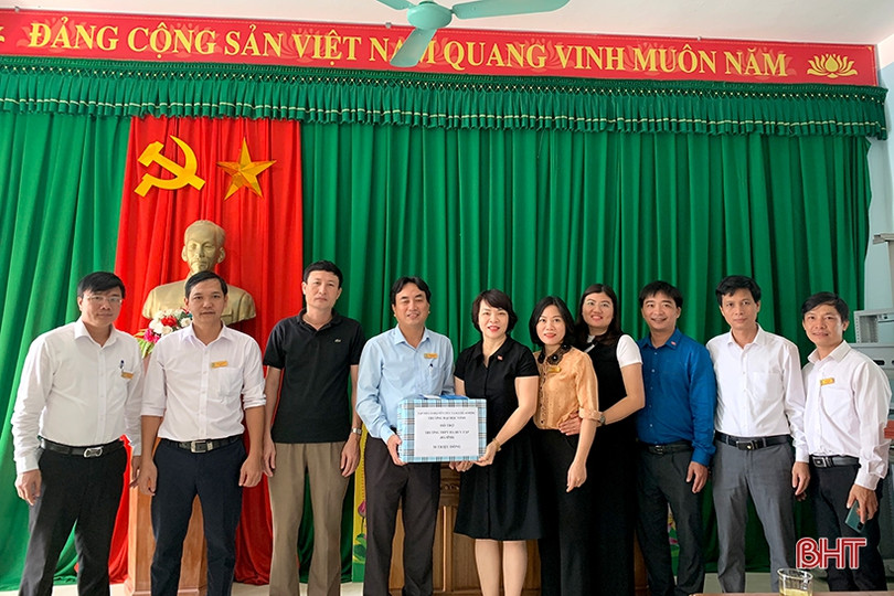 Đại học Vinh hỗ trợ 265 triệu đồng cho các cơ sở giáo dục ở Hà Tĩnh bị ảnh hưởng lũ lụt
