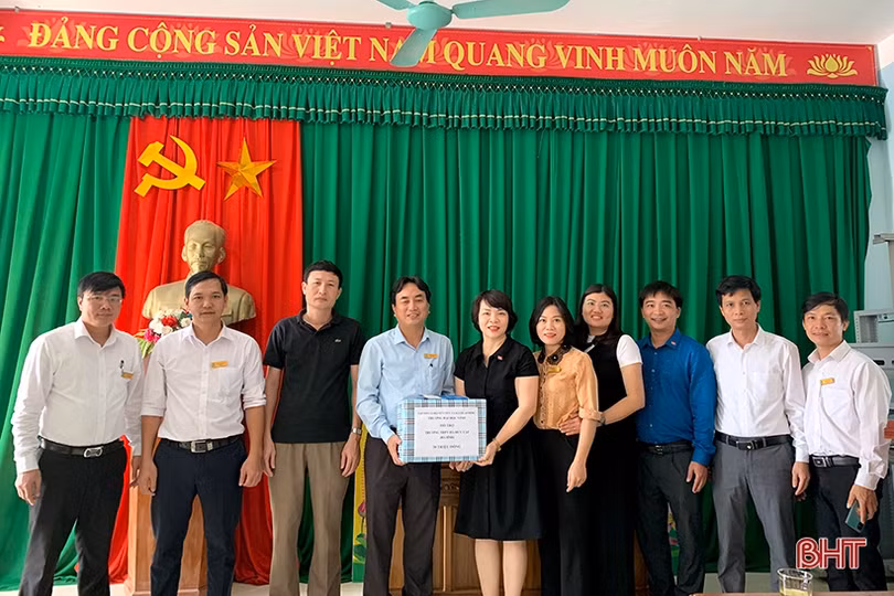 Đại học Vinh hỗ trợ 265 triệu đồng cho các cơ sở giáo dục ở Hà Tĩnh bị ảnh hưởng lũ lụt