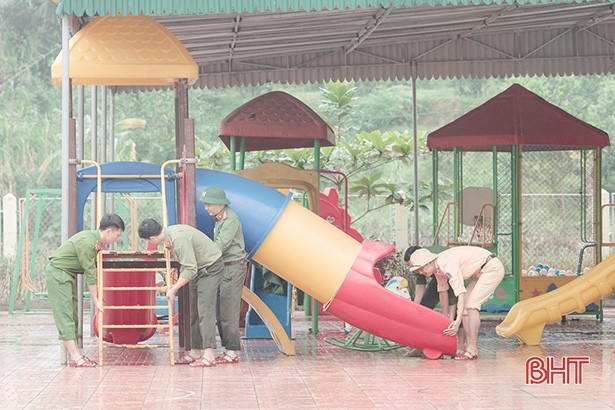 Lực lượng vũ trang Hà Tĩnh hỗ trợ dọn dẹp vệ sinh trường học sau lũ ảnh 6 Lực lượng vũ trang Hà Tĩnh hỗ trợ dọn dẹp vệ sinh trường học sau lũ