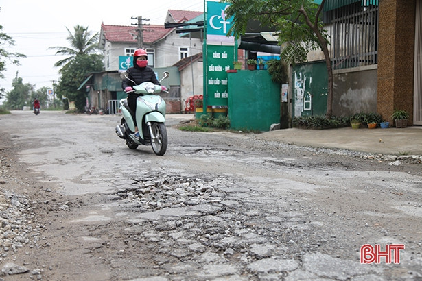 Sau mưa lũ, nhiều tuyến đường ở Can Lộc hư hỏng nặng