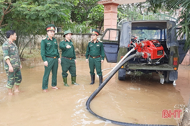 Lực lượng vũ trang Hà Tĩnh hỗ trợ dọn dẹp vệ sinh trường học sau lũ ảnh 3 Lực lượng vũ trang Hà Tĩnh hỗ trợ dọn dẹp vệ sinh trường học sau lũ