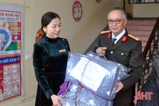 Hơn 300 triệu đồng đến với người dân vùng lũ Hương Khê