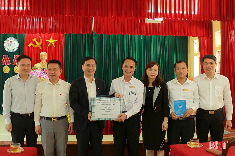 Đại học Vinh hỗ trợ 265 triệu đồng cho các cơ sở giáo dục ở Hà Tĩnh bị ảnh hưởng lũ lụt