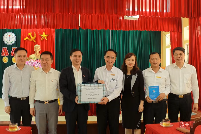 Đại học Vinh hỗ trợ 265 triệu đồng cho các cơ sở giáo dục ở Hà Tĩnh bị ảnh hưởng lũ lụt