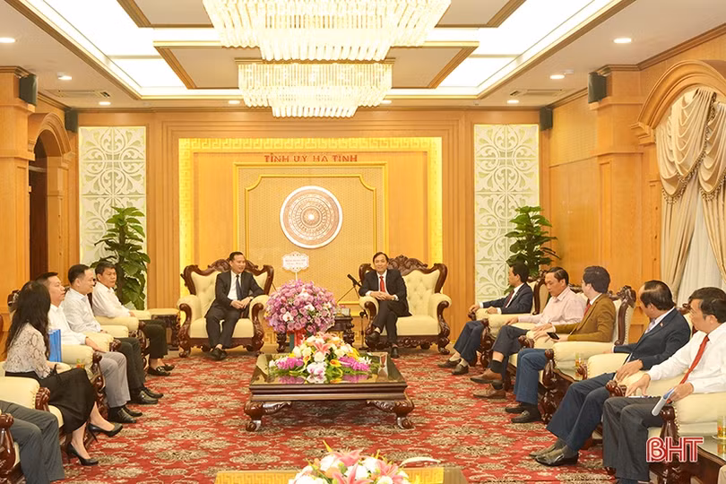 Đại học Vinh hỗ trợ 265 triệu đồng cho các cơ sở giáo dục ở Hà Tĩnh bị ảnh hưởng lũ lụt