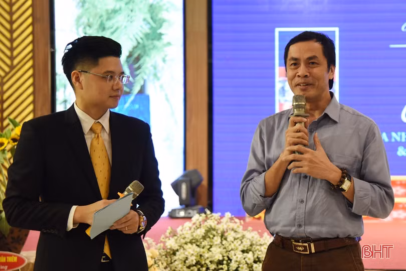 Cô giáo Hà Tĩnh dành số tiền ra mắt tập thơ mới để hỗ trợ học sinh nghèo vùng lũ