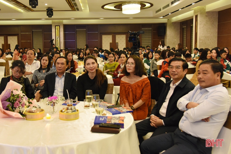 Cô giáo Hà Tĩnh dành số tiền ra mắt tập thơ mới để hỗ trợ học sinh nghèo vùng lũ