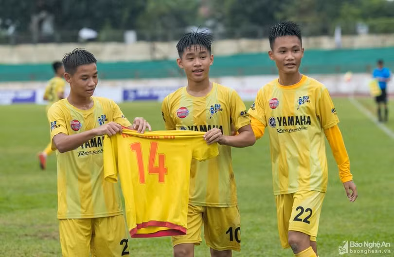 Cầu thủ trẻ người Hà Tĩnh giành “hat-trick” danh hiệu trong màu áo SLNA
